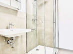 Badezimmer - Neu renovierte 3-Zimmer Wohnung mit Einbauküche