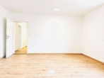 Wohnzimmer - Neu renovierte 3-Zimmer Wohnung mit Einbauküche