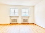 Wohnzimmer - Neu renovierte 3-Zimmer Wohnung mit Einbauküche
