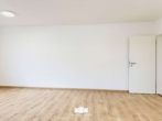 Wohnzimmer - Neu renovierte 3-Zimmer Wohnung mit Einbauküche