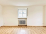 Wohnzimmer - Neu renovierte 3-Zimmer Wohnung mit Einbauküche