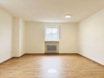 Wohnzimmer - Neu renovierte 3-Zimmer Wohnung mit Einbauküche