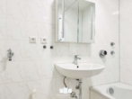 Badezimmer - Neu renovierte 3-Zimmer Wohnung mit Einbauküche