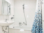 Badezimmer - Neu renovierte 3-Zimmer Wohnung mit Einbauküche