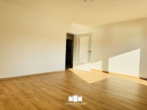 Wohnzimmer - Neu renovierte 3-Zimmer Wohnung mit EBK und Balkon